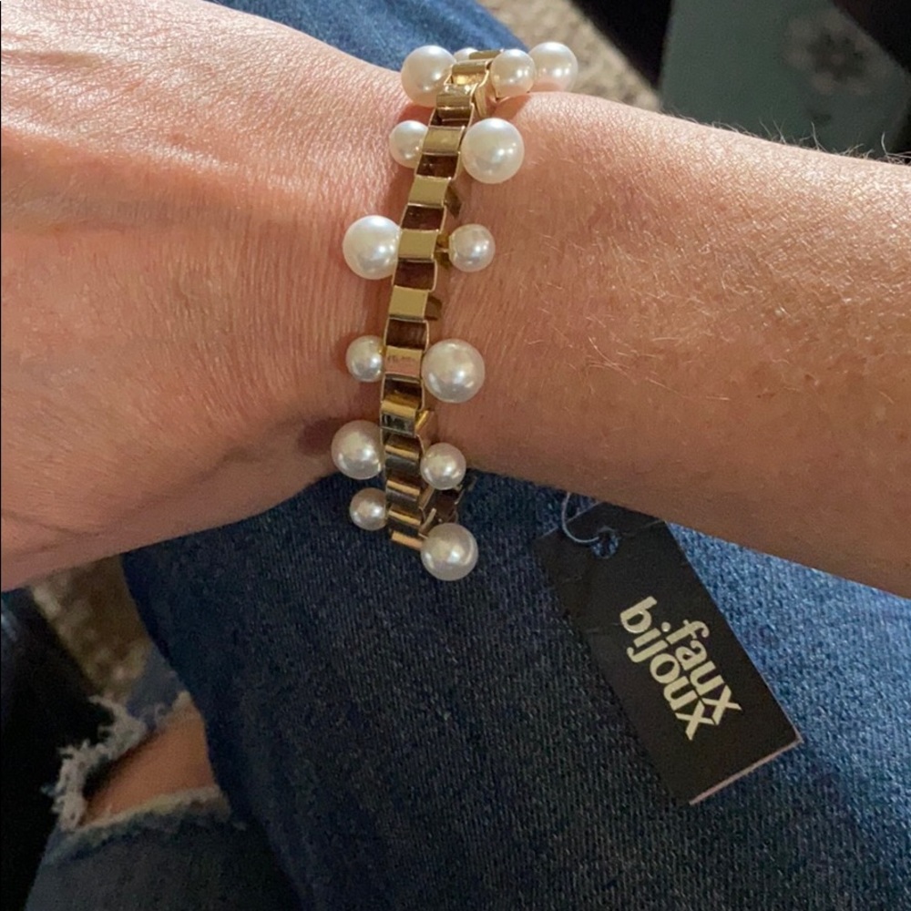 Gold metal and faux pearl box chain bracelet